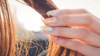 El uso frecuente de tintes y alisadores para el cabello puede aumentar el riesgo de cÔncer de mama, útero y vejiga. El uso frecuente de tintes y alisadores para el cabello puede aumentar el riesgo de cÔncer de mama, útero y vejiga.