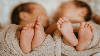 ¿Puede una mujer tener gemelos de padres diferentes? La ciencia dice que sí… y existen casos clínicos reales. Puede una mujer tener gemelos de padres diferentes