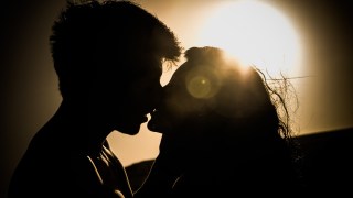 ¿Qué cantidad de bacterias compartimos en un solo beso? La cifra te va a sorprender. Qué cantidad de bacterias compartimos en un solo beso