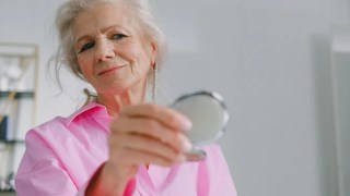 Científicos revelan el mecanismo oculto que explica por qué la piel se arruga con la edad. Científicos revelan el mecanismo oculto que explica por qué la piel se arruga con la edad.
