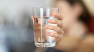 Descubren un método simple y efectivo para eliminar los microplásticos del agua potable. Descubren un método simple y efectivo para eliminar los microplásticos del agua potable.