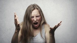Gritar, golpear una almohada o desahogarse no reduce la ira… la ciencia revela una actividad que sí lo hace. Gritar, golpear una almohada o desahogarse no reduce la ira… la ciencia revela una actividad que sí lo hace.