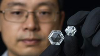 Científicos chinos logran crear diamantes hexagonales, una forma más dura y exótica que el diamante natural. Científicos chinos logran crear diamantes hexagonales, una forma más dura y exótica que el diamante natural.