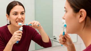 Descubren cómo las bacterias bucales causan caries y podría ser la clave para eliminarlas. Descubren cómo las bacterias bucales causan caries y revelan una posible clave para eliminarlas.