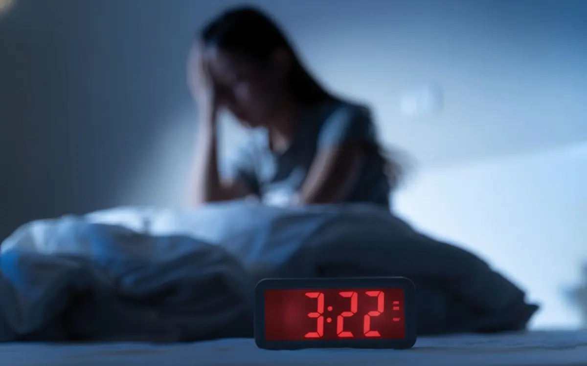 研究者たちは、睡眠不足によって引き起こされる炎症が脳の老化を促進することを発見しました。