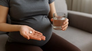 Un nuevo estudio confirma que el uso de paracetamol durante el embarazo puede aumentar el riesgo de autismo y TDAH en los hijos. Un nuevo estudio confirma que el uso de paracetamol durante el embarazo puede aumentar el riesgo de autismo y TDAH en los hijos.