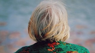 Un nuevo estudio revela que las canas podrían reflejar una defensa natural contra el riesgo de cáncer. Un nuevo estudio revela que las canas podrían reflejar una defensa natural contra el riesgo de cáncer.