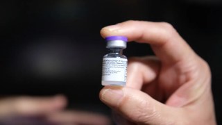 La FDA actualiza la etiqueta de las vacunas Pfizer y Moderna para incluir advertencias sobre riesgo cardíaco. La FDA actualiza la etiqueta de las vacunas Pfizer y Moderna para incluir advertencias sobre riesgo cardíaco.