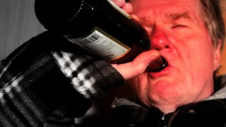 La ciencia revela una estrategia sencilla para reducir el consumo de alcohol, y funciona. La ciencia revela una estrategia sencilla para reducir el consumo de alcohol, y funciona.