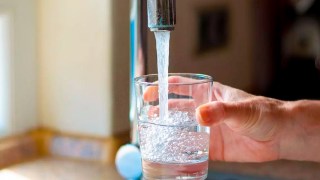 Un estudio revela que el agua potable es una de las principales vĂas de ingreso de microplĂĄsticos al cuerpo humano. Un estudio revela que el agua potable es una de las principales vĂas de ingreso de microplĂĄsticos al cuerpo humano.