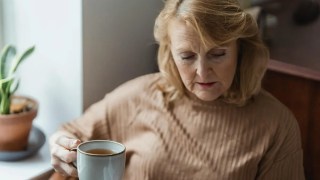 La elección entre té o café podría influir en el riesgo de osteoporosis en mujeres mayores. La elección entre té o café podría influir en el riesgo de osteoporosis en mujeres mayores.