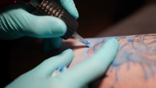 Los médicos alertan que los tatuajes pueden causar ceguera por una afección poco conocida. los tatuajes pueden causar ceguera por una afección poco conocida.