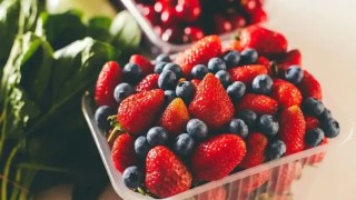 Estos son los 12 alimentos mÔs contaminados de 2026⦠y casi todos dieron positivo a múltiples pesticidas. Estos son los 12 alimentos mÔs contaminados de 2026