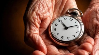 Tu cuerpo no envejece poco a poco… la ciencia descubre dos edades donde el envejecimiento se acelera drásticamente. Tu cuerpo no envejece poco a poco… la ciencia descubre dos edades donde el envejecimiento se acelera drásticamente.