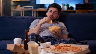 Un hábito común los fines de semana podría estar relacionado con un mayor riesgo de enfermedades cardíacas en los hombres. Un hábito común los fines de semana podría estar relacionado con un mayor riesgo de enfermedades cardíacas en los hombres.