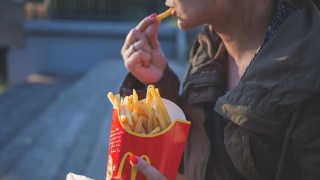 Comer solo o acompañado puede cambiar la forma en que tu cuerpo regula la glucosa en sangre. Comer solo o acompañado puede cambiar la forma en que tu cuerpo regula la glucosa en sangre.