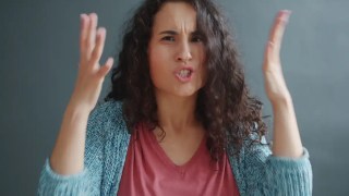 Gritar o golpear objetos no reduce la ira, un estudio revela cómo aliviar el enojo de manera efectiva. Gritar o golpear objetos no reduce la ira, un estudio revela cómo aliviar el enojo de manera efectiva.